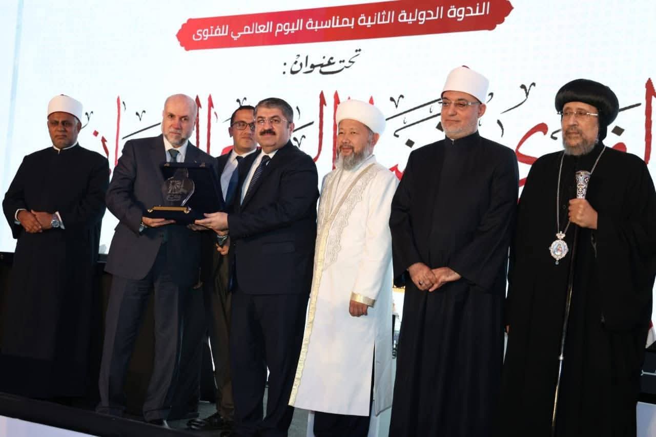 مفتي الديار المصرية يكرّم رئيس الجالية الأذربيجانية في مصر تقديرًا لإسهاماته العلمية والدعوية
