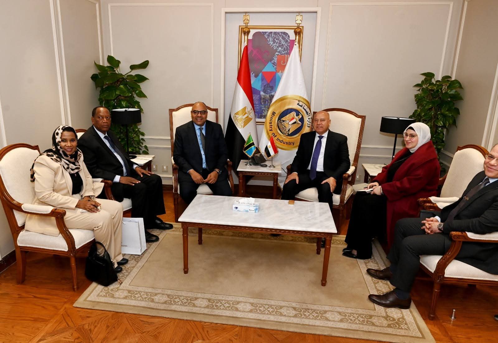 الوزير يبحث مع وزيري الخارجية والإعلام والثقافة والرياضة بتنزانيا إطلاق مشروعات استراتيجية مشتركة في قطاعي النقل والصناعة