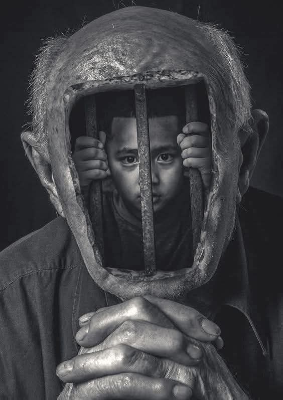 معروف مطرب يكتب .. طفل محاصر في جسد رجل