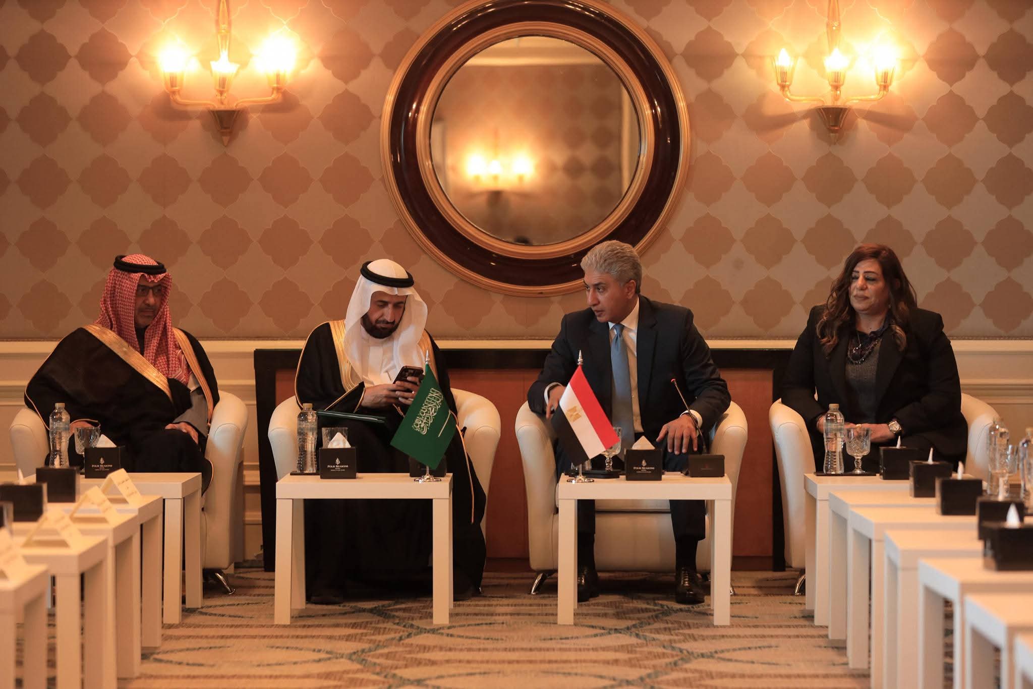 وزيرا السياحة المصري والحج والعمرة السعودي يلتقيان مع مجموعة من الشركات المتخصصة في تنظيم رحلات الحج والعمرة