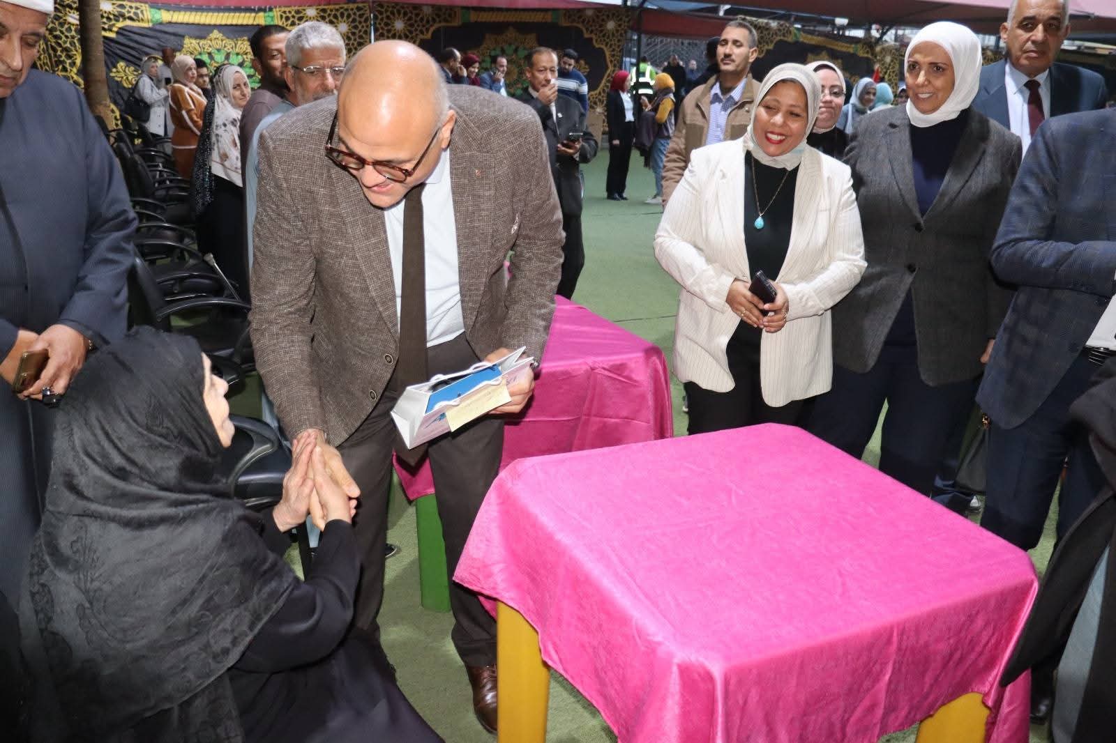 محافظ القليوبية ورئيس جامعة بنها يشاركان في احتفالية اليوم العالمي لحقوق الإنسان
