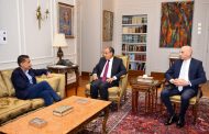 وزير الخارجية يلتقي الإعلامي الأمريكي 