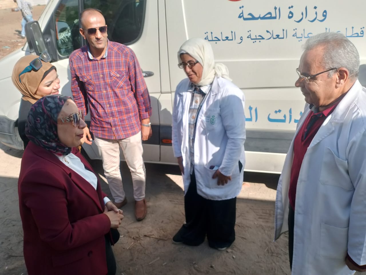 الكشف على ٩١٦ مواطنًا من خلال ٧ عيادات تخصصية بالقافلة الطبية بقرية أم حبيب بالقصاصين
