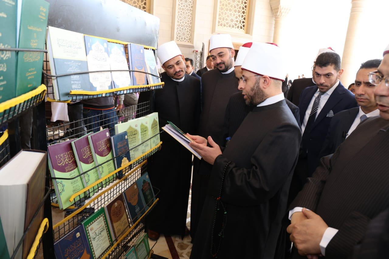 وزير الأوقاف يتفقد معرض المجلس الأعلى للشئون الإسلامية على هامش المسابقة العالمية للقرآن الكريم