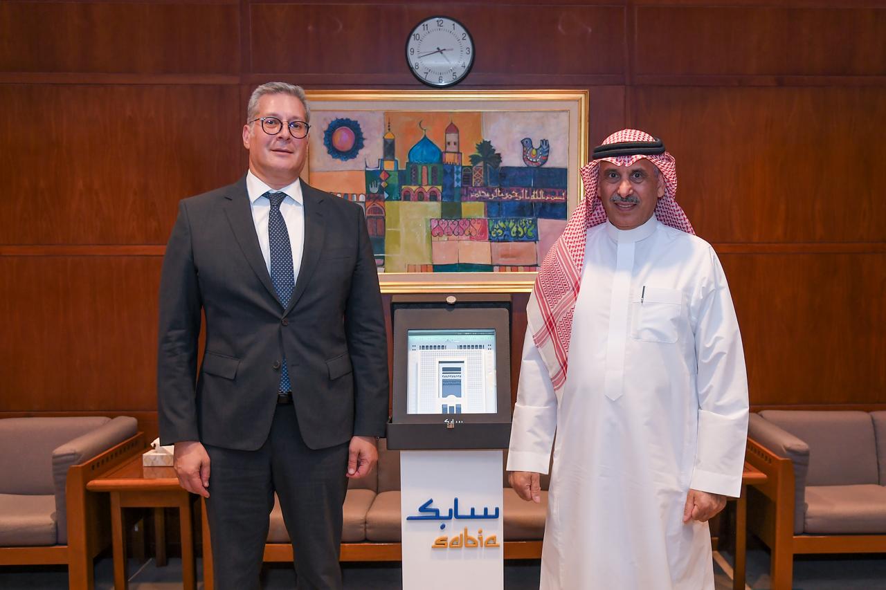 بدوى يبحث التعاون في مجال البتروكيماويات مع الرئيس التنفيذي لشركة سابك
