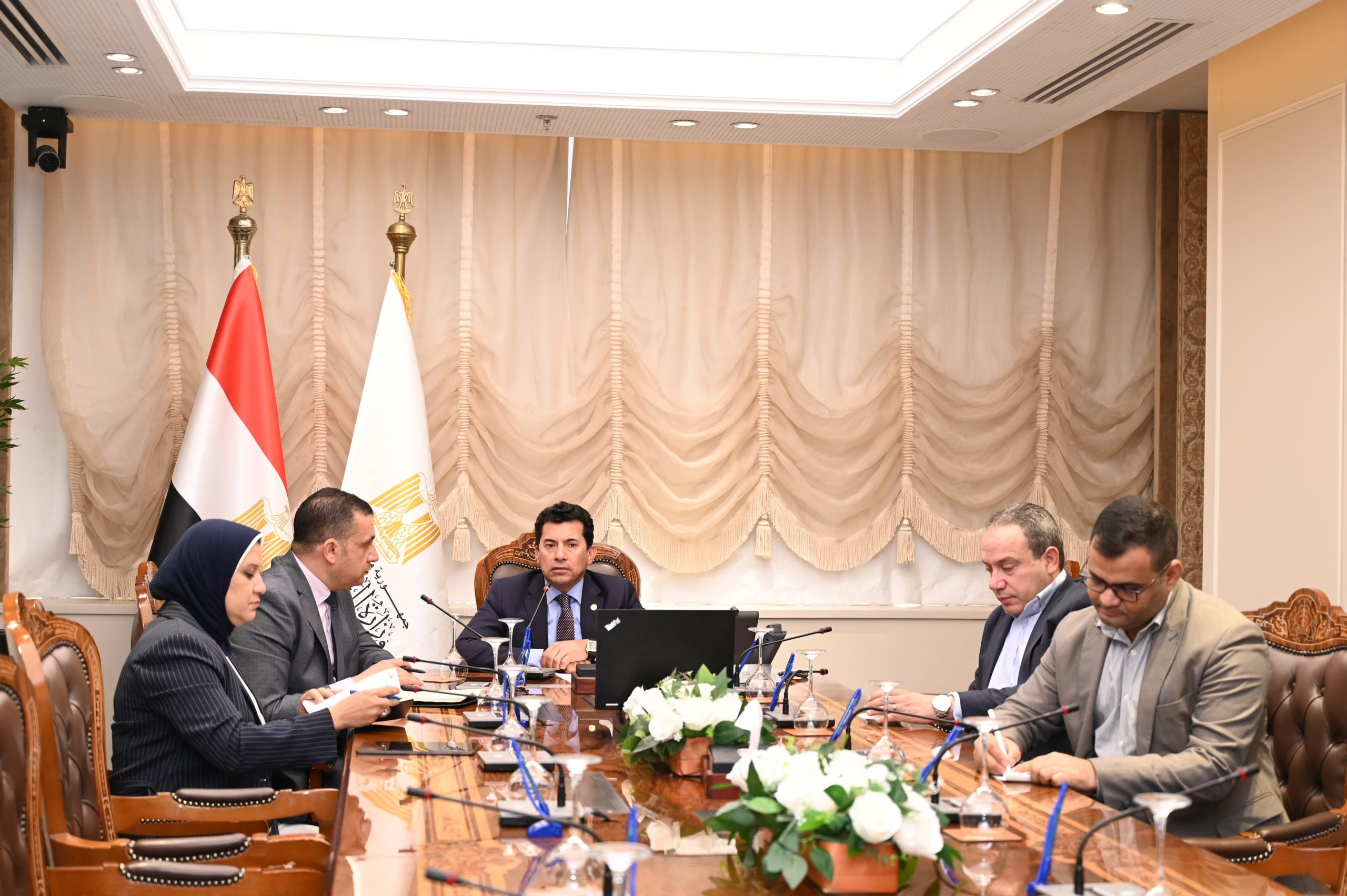 وزير الشباب والرياضة يجتمع باللجنة العليا لتغذية الرياضيين