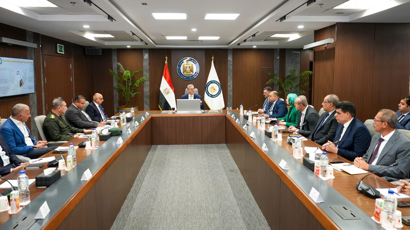 بدوة يعقد اجتماعاً موسعاً مع شركات التعدين