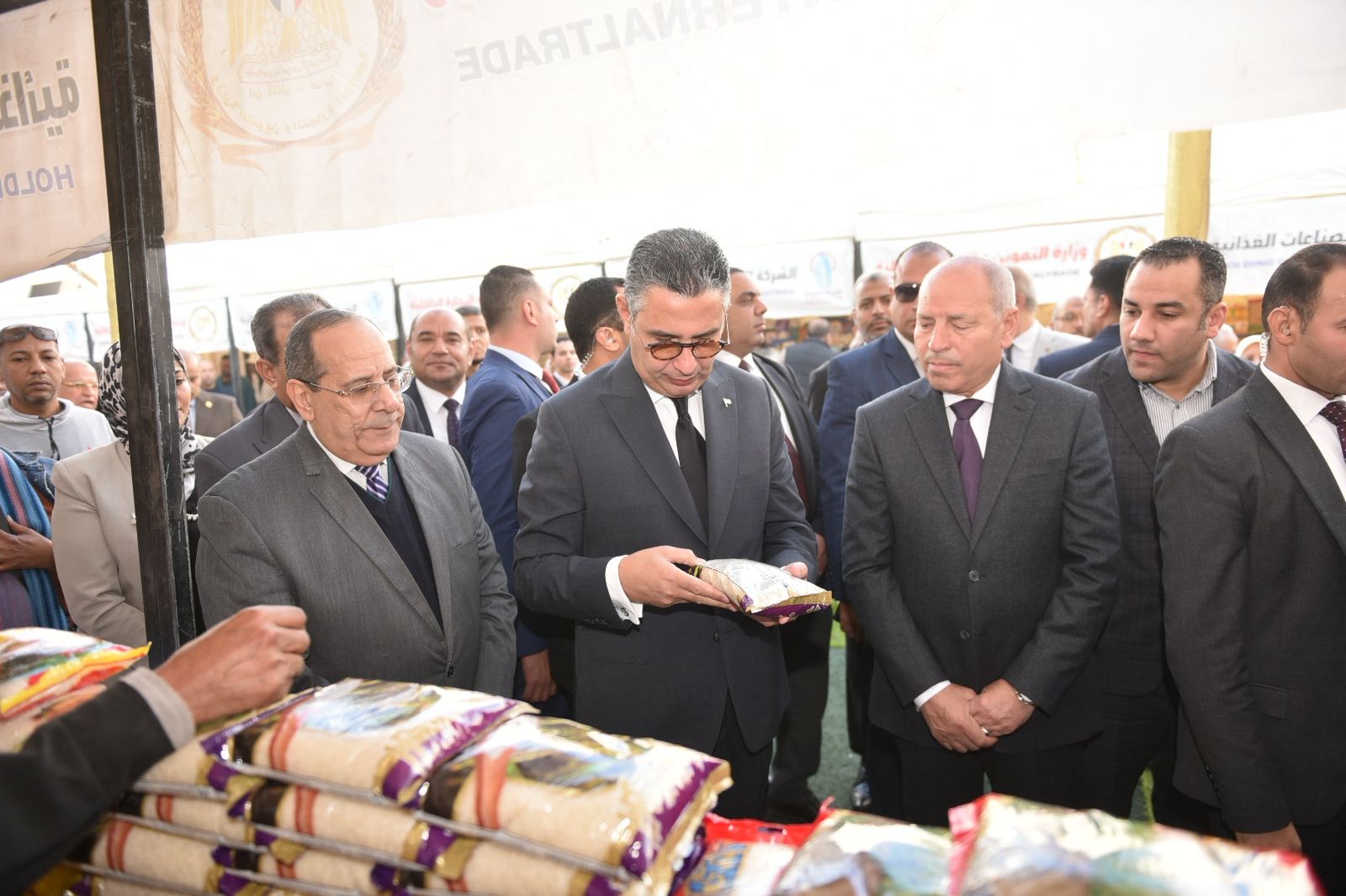 وزير التموين ومحافظ القاهرة يفتتحان سوق 