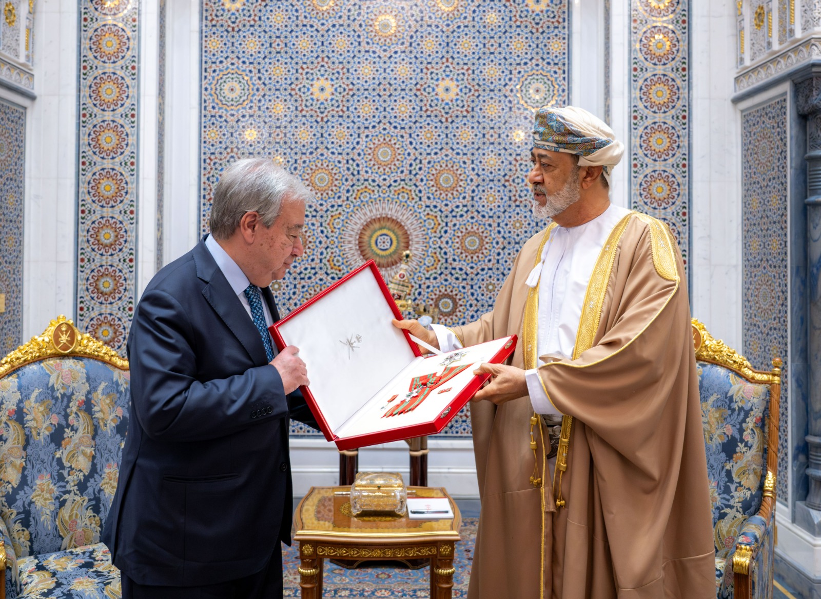 سُّلطان عُمان يمنح وسامًا من الدرجة الأولى للأمين العام للأمم المتحدة