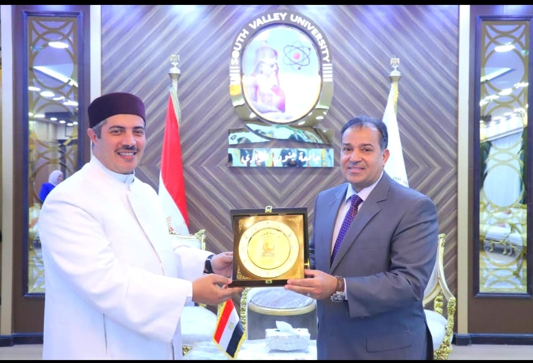 جامعة قنا تكرم..