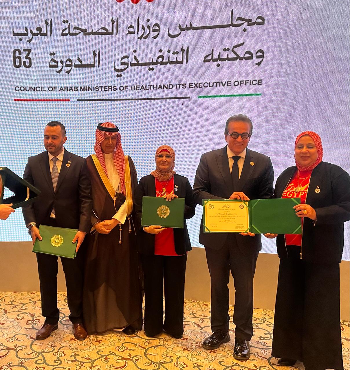 نقيب التمريض تتسلم جائزة مجلس وزراء الصحة العرب في تعليم التمريض والقبالة
