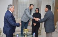 صبحي ومحافظ بورسعيد يقدمان واجب العزاء في وفاة السباح يوسف محمد بمنزله