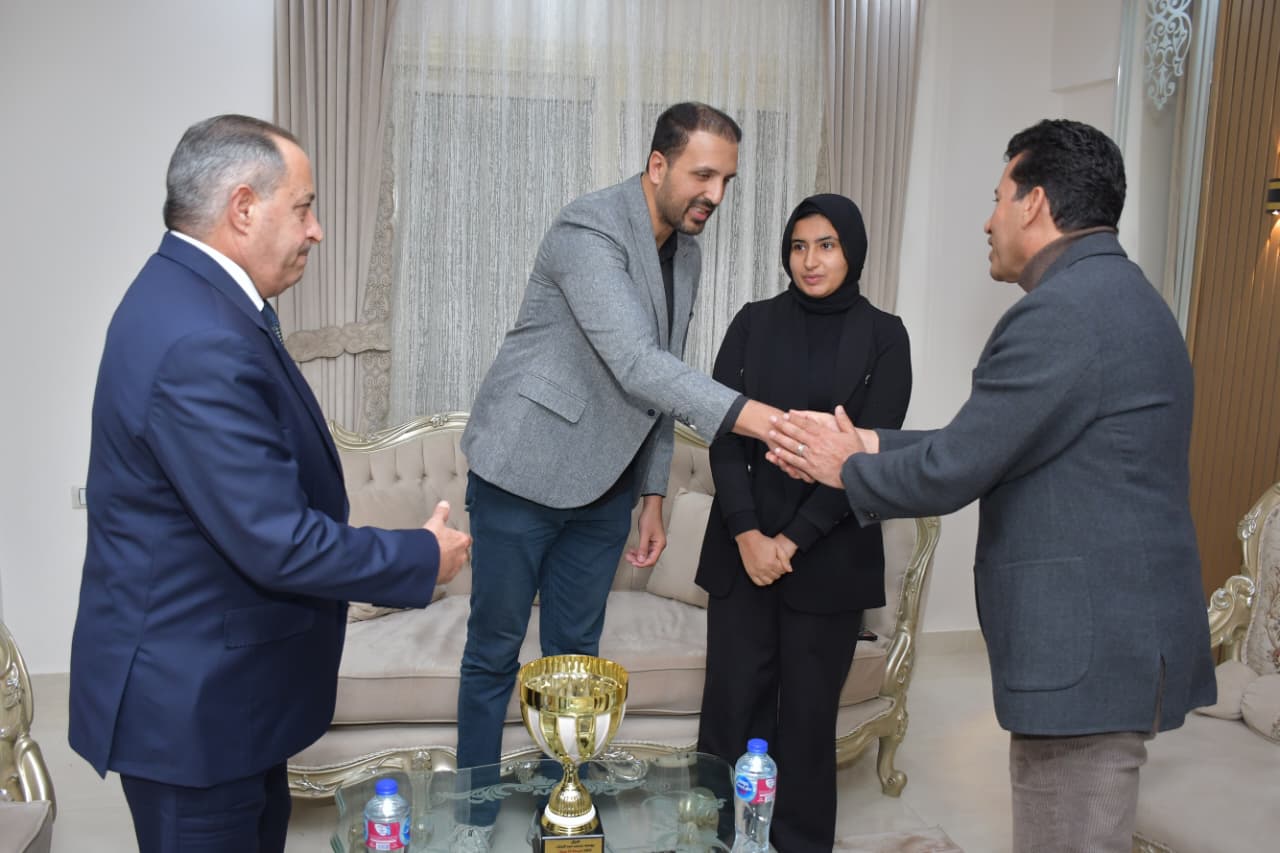 صبحي ومحافظ بورسعيد يقدمان واجب العزاء في وفاة السباح يوسف محمد بمنزله