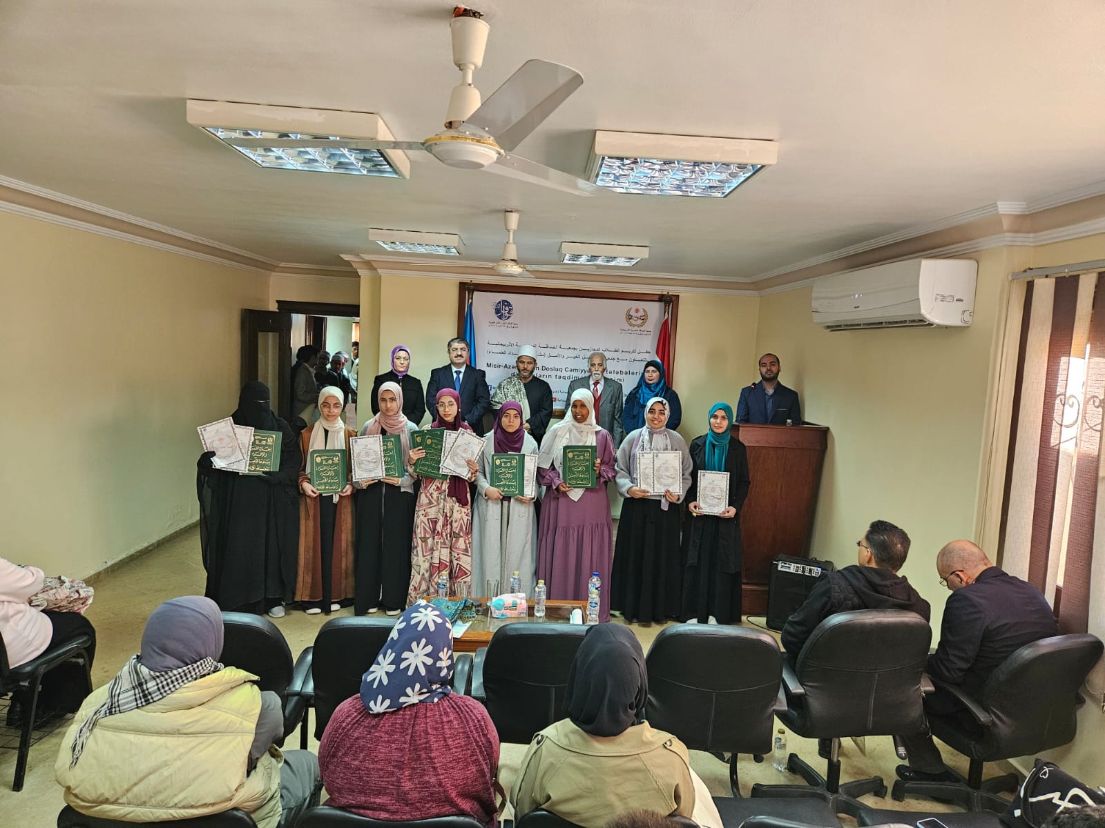 جمعية الصداقة المصرية الأذربيجانية تقدم 186 إجازة وشهادة لطلابها