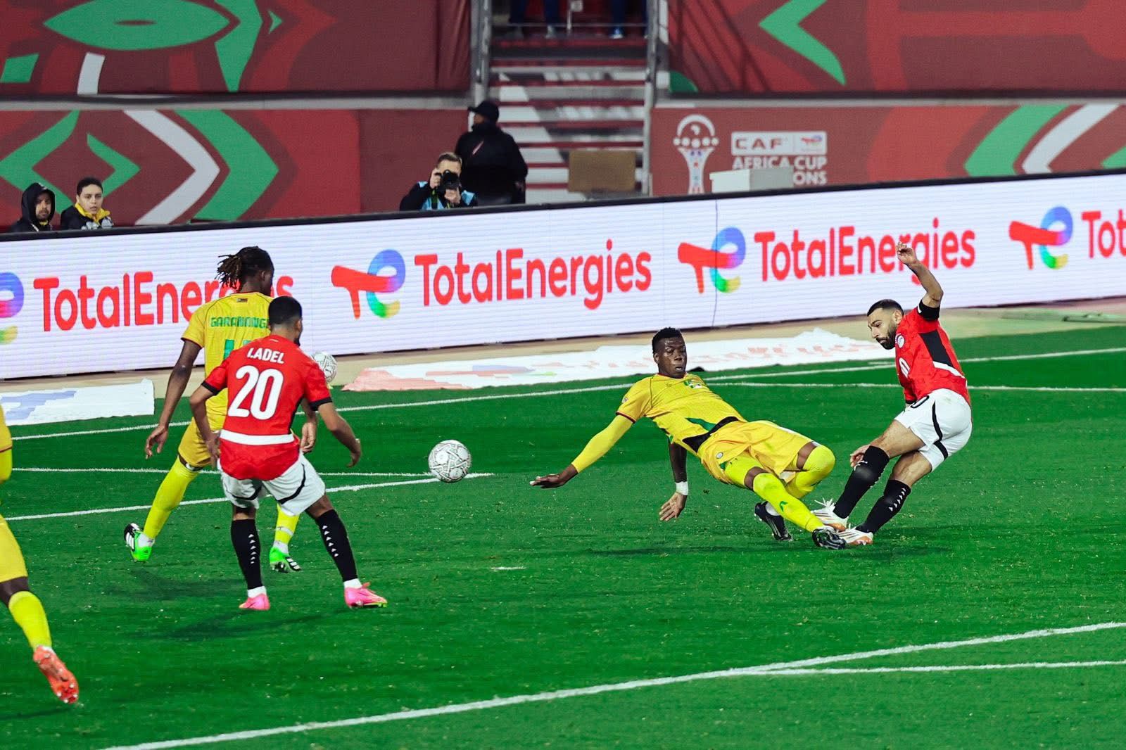 صلاح ومرموش يقودان منتخب مصر لفوز ثمين على زيمبابوي 2-1 في كأس الأمم الإفريقية