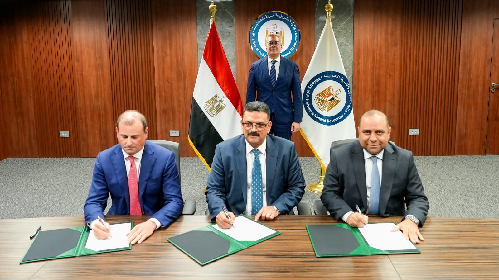 بدوى يشهد التوقيع بالأحرف الأولى على اتفاق مع آتون مايننج الكندية