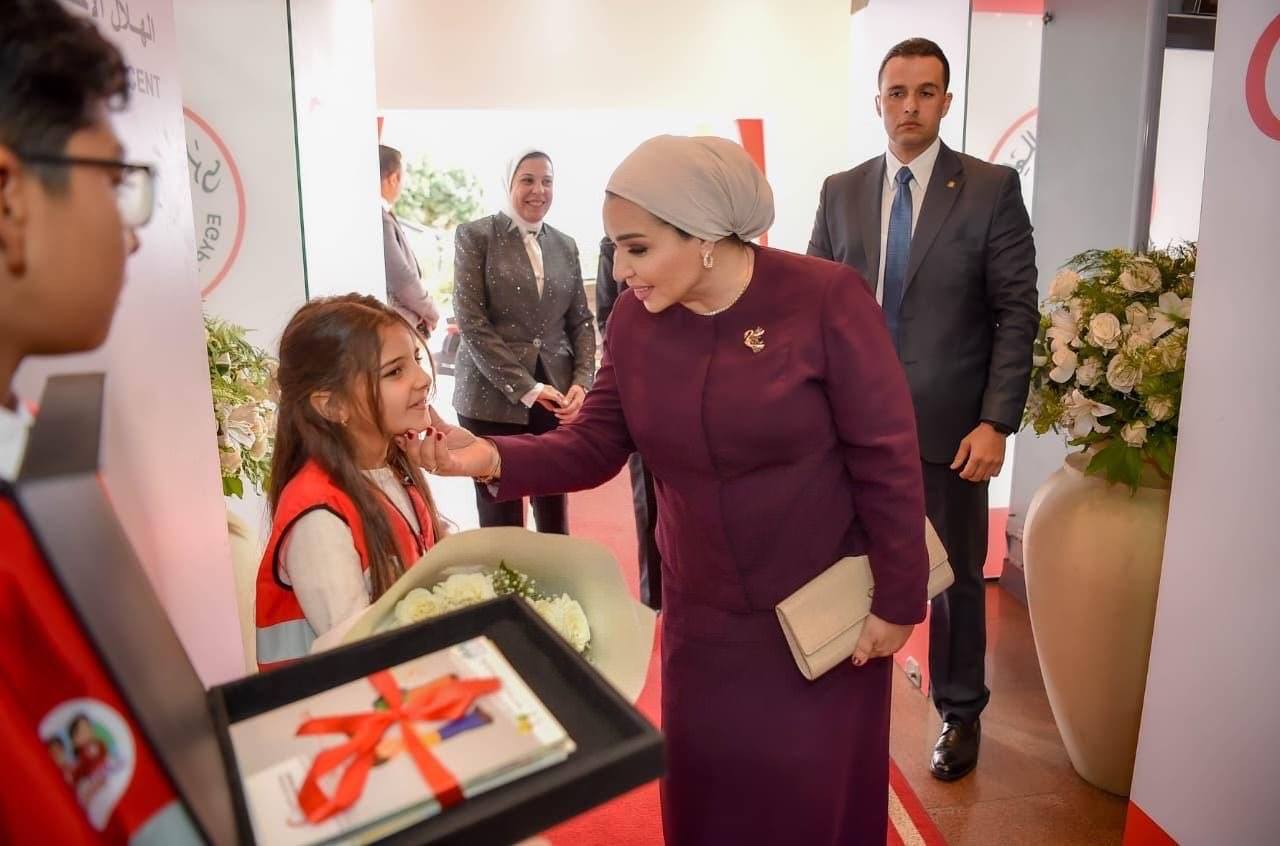 انتصار السيسي: شعارنا اليوم للهلال الأحمر المصري 