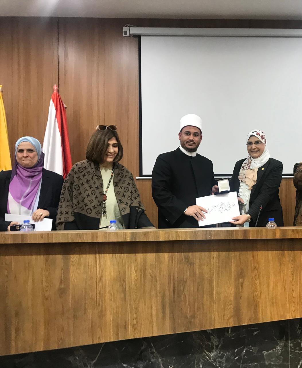 الأوقاف تقدّم محاضرة علمية بجامعة القاهرة حول مناهضة العنف ضد المرأة