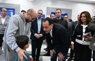 رئيس الوزراء يجري حوارا مع المواطنين حول الخدمات المقدمة ويطمئن على مستوى رضاهم