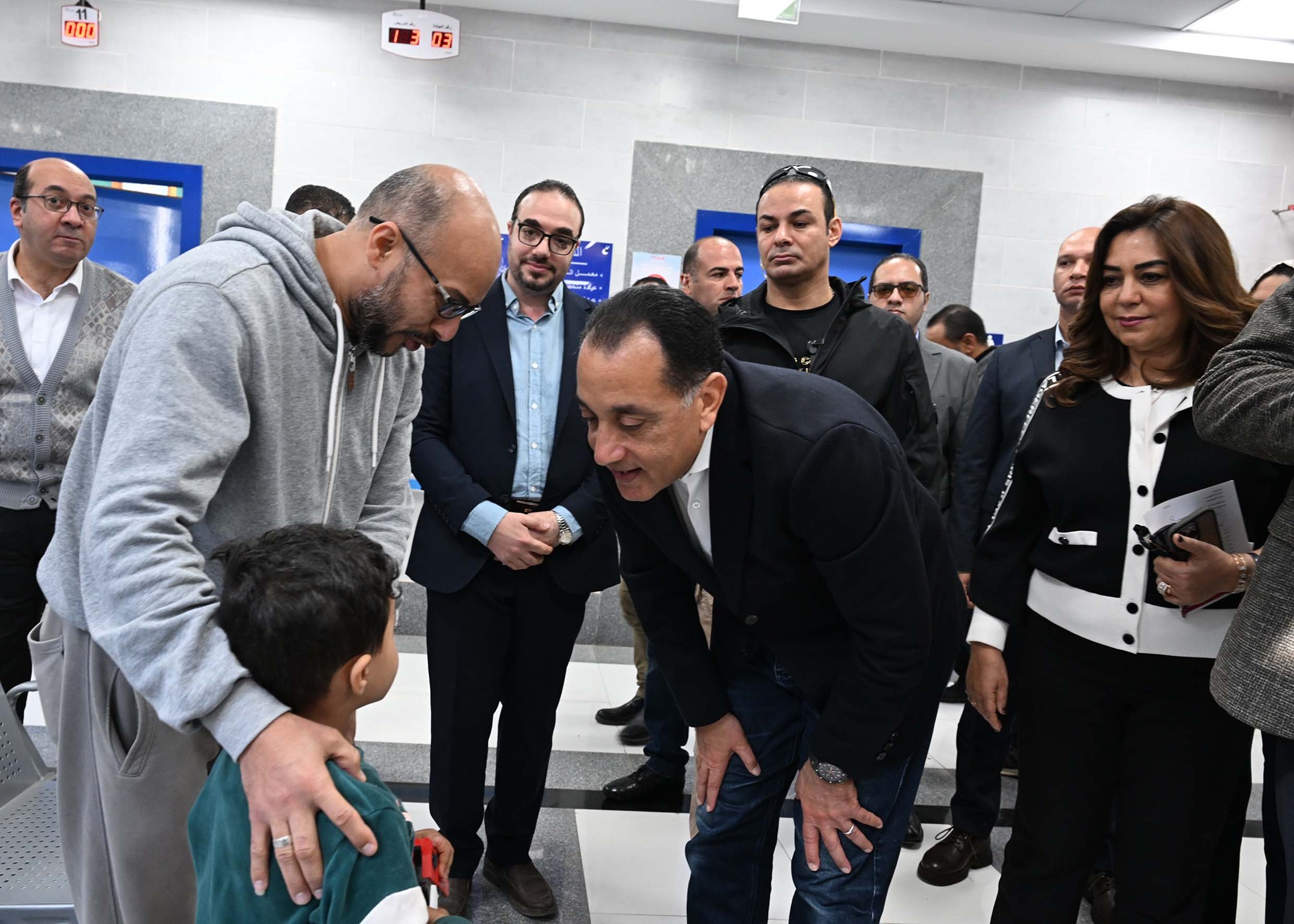 رئيس الوزراء يجري حوارا مع المواطنين حول الخدمات المقدمة ويطمئن على مستوى رضاهم