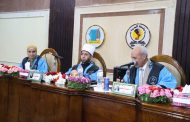 رئيس جامعة المنيا يستقبل وزير الأوقاف قبيل المشاركة في مناقشة رسالة ماجستير بالجامعة.. ويهديه درعها