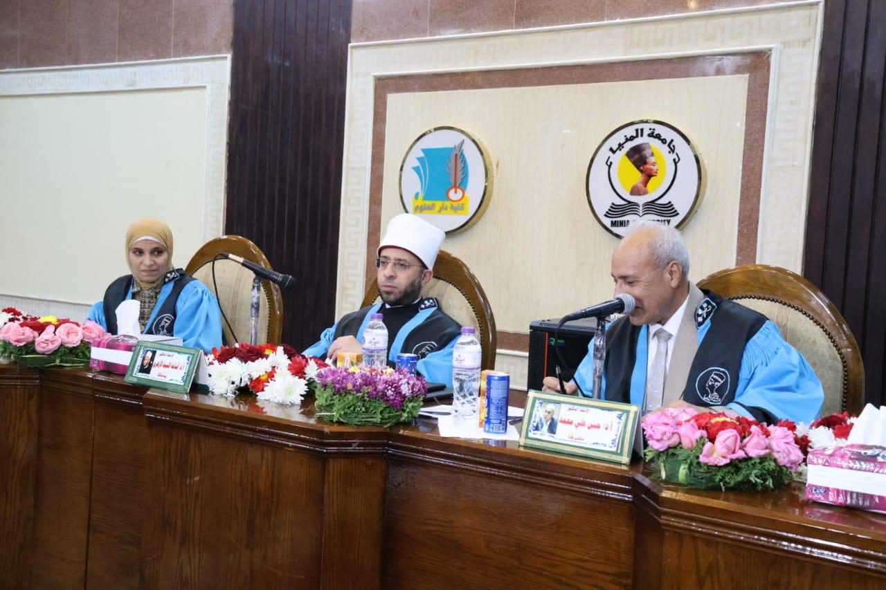 رئيس جامعة المنيا يستقبل وزير الأوقاف قبيل المشاركة في مناقشة رسالة ماجستير بالجامعة.. ويهديه درعها