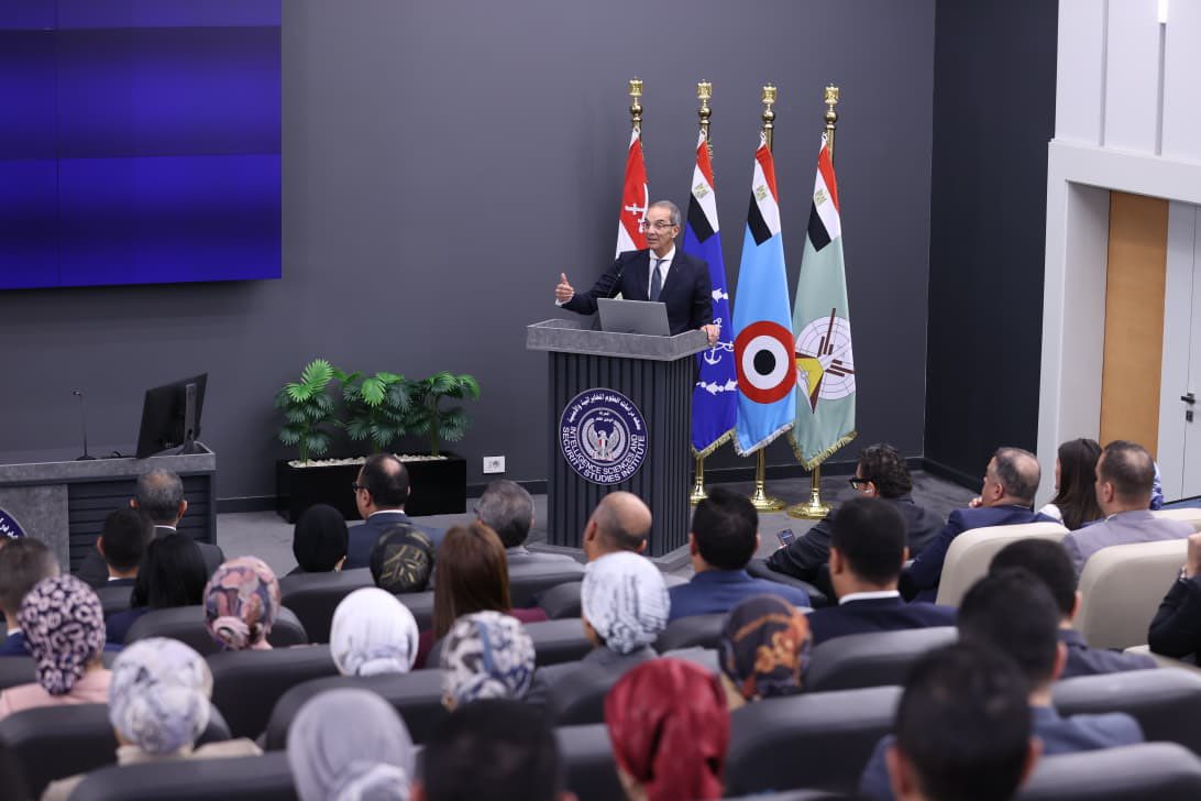 طلعت: قطاع الاتصالات وتكنولوجيا المعلومات أصبح ساحة للمنافسة بين الدول.. والهجمات السيبرانية تؤثر على الأمن القومى للدول