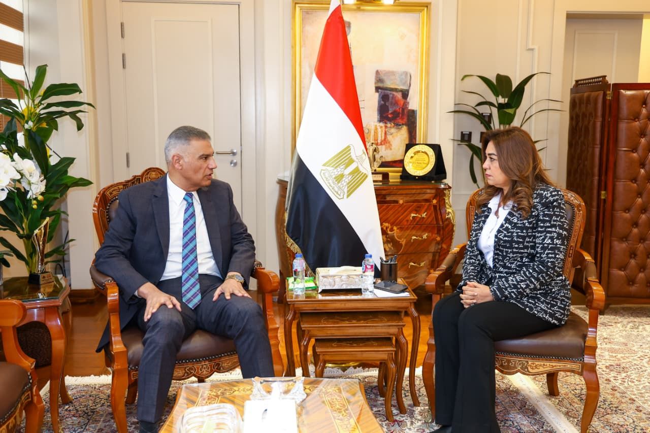 عوض تتابع مع محافظ أسوان مشروعات منظومة النظافة وإنشاء مصنع لتدوير المخلفات ومدفن صحي وتوفير المحطات الوسطية