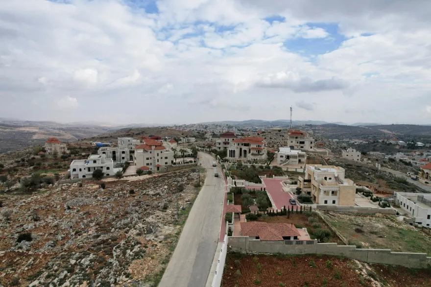 كيف ينسق المستوطنون الإسرائيليون على قمم التلال هجماتهم لطرد الفلسطينيين