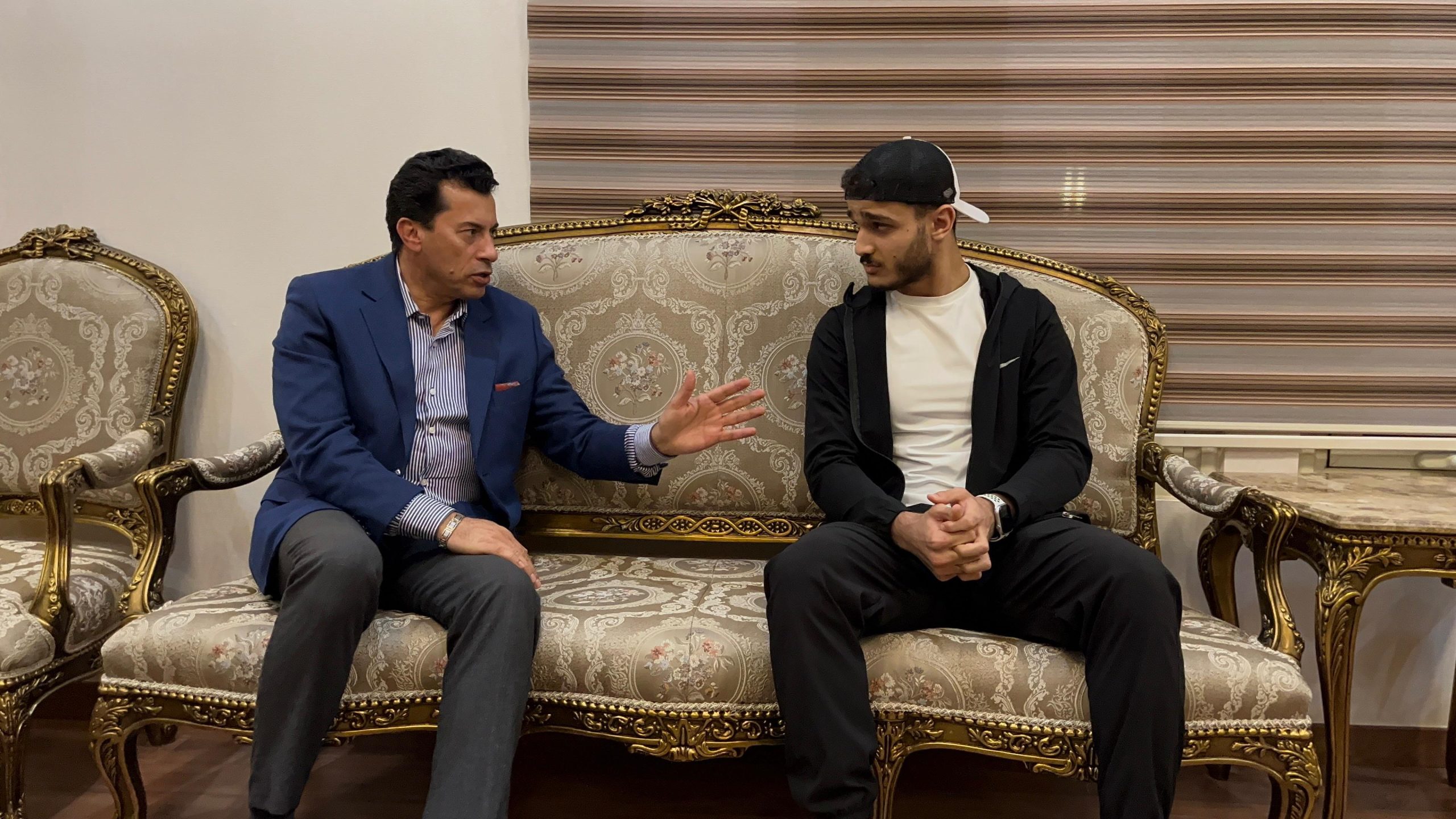 صبحى يستقبل البطل العالمي مصطفى حسين بعد إنهاء أزمة محاولة تجنيسه وعودته إلى صفوف المنتخب الوطني