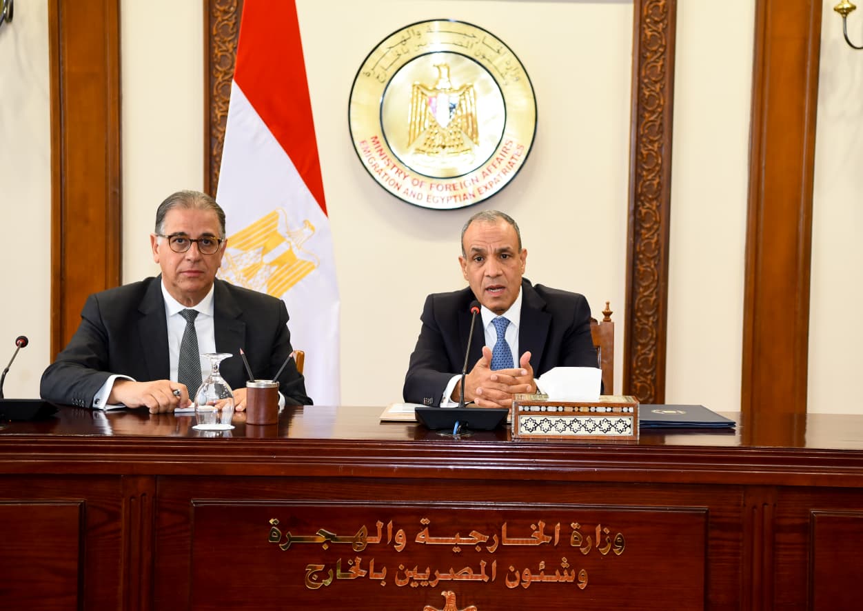 وزير الخارجية يجتمع مع قيادات الوزارة لمتابعة سير العمل والوقوف على مستجدات الملفات السياسية والقنصلية