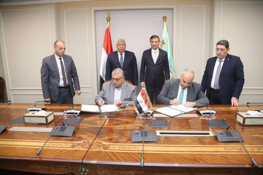 وزير الزراعة ومحافظ الوادي الجديد يشهدان توقيع بروتوكول تعاون لدعم المركز الإقليمي لإنتاج الحرير الطبيعي