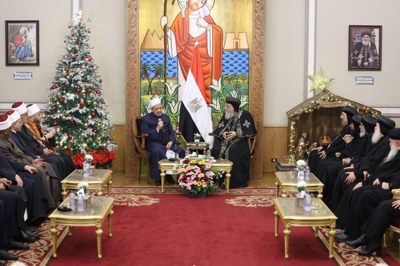 شيخ الأزهر يزور البابا تواضروس ويهنئه والإخوة المسيحيين بأعياد الميلاد