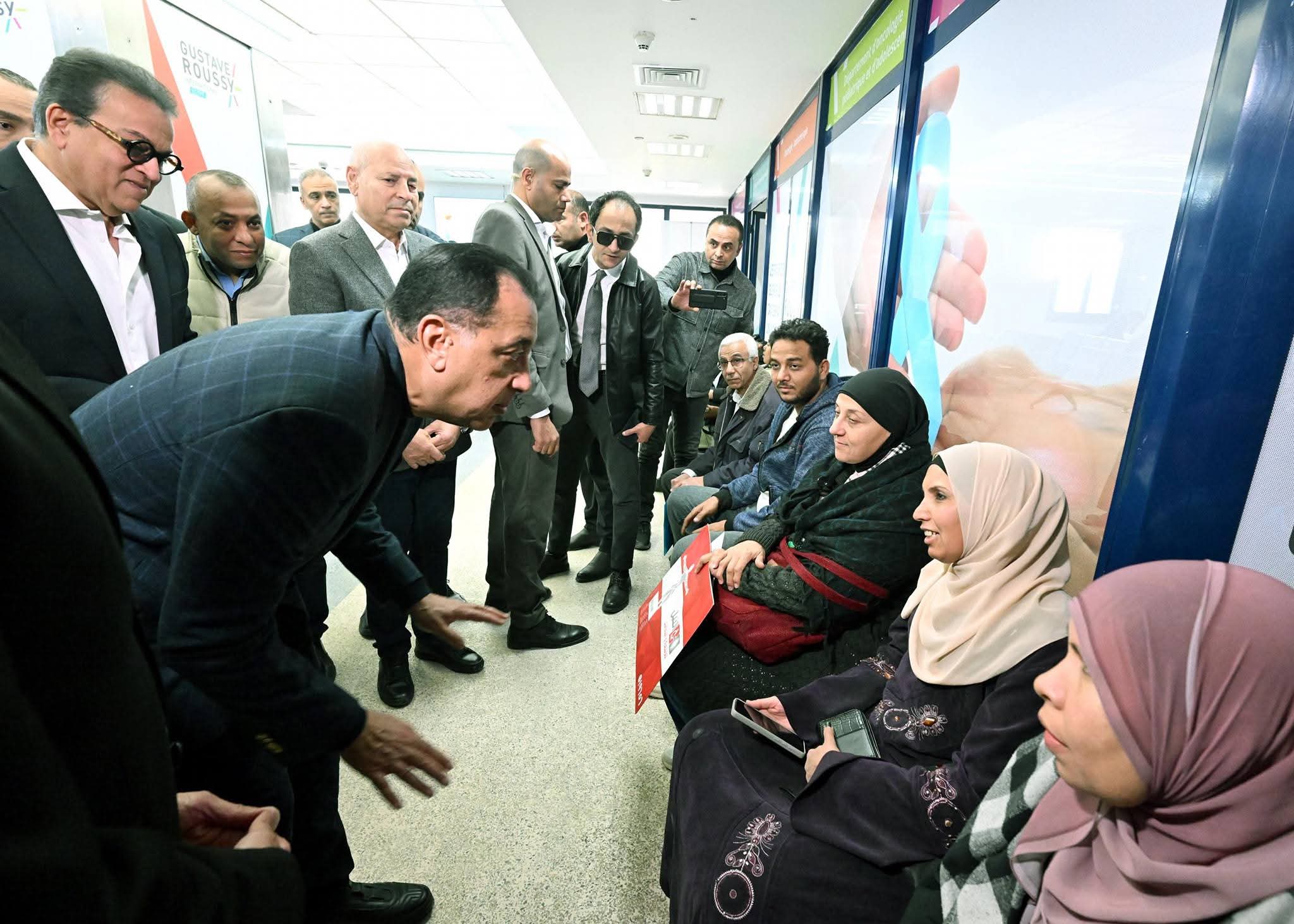 رئيس الوزراء يطمئن من المرضى على جودة الخدمات المقدمة في مستشفى أورام دار السلام