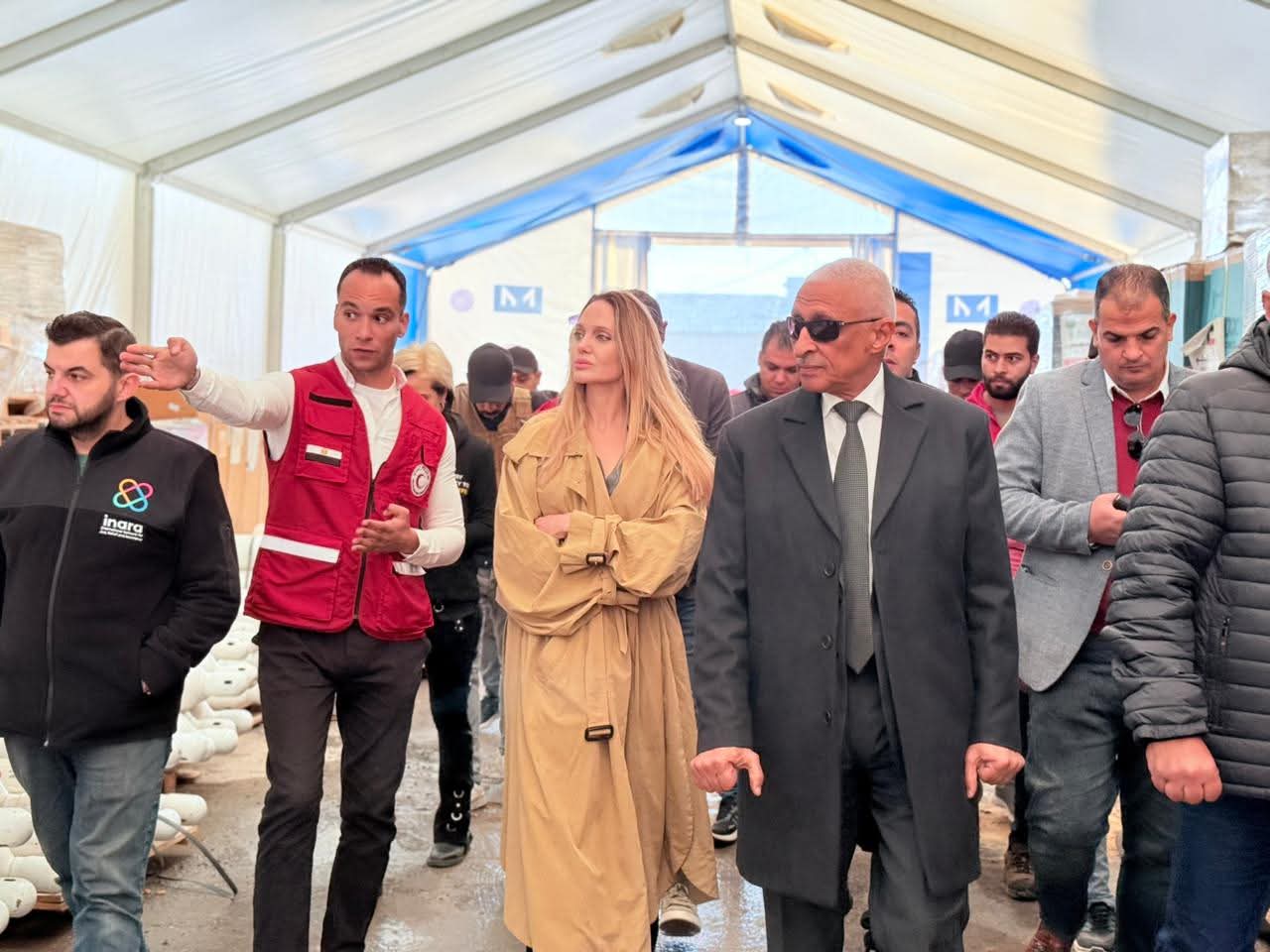 المركز اللوجيستي للهلال الأحمر المصري بمدينة العريش يستقبل النجمة أنجلينا جولي