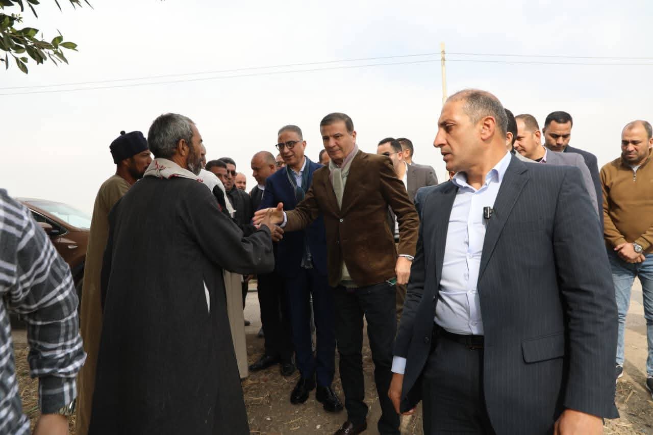 وزير الزراعة ومحافظ الفيوم يتفقدان زراعات القمح بمركز إطسا