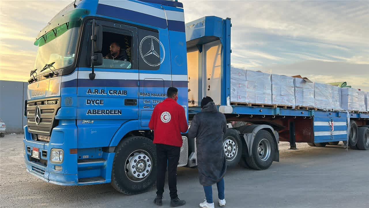 الهلال الأحمر المصري يدفع بـ 118 ألف سلة غذائية و30 ألف قطعة ملابس شتوية عبر قافلة «زاد العزة» 112 إلى غزة