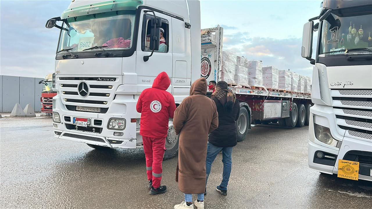 متطوعو الهلال الأحمر المصري يسيرون قافلة «زاد العزة» 116 بحمولة أكثر من 211 ألف سلة غذائية و 25 ألف بطانية