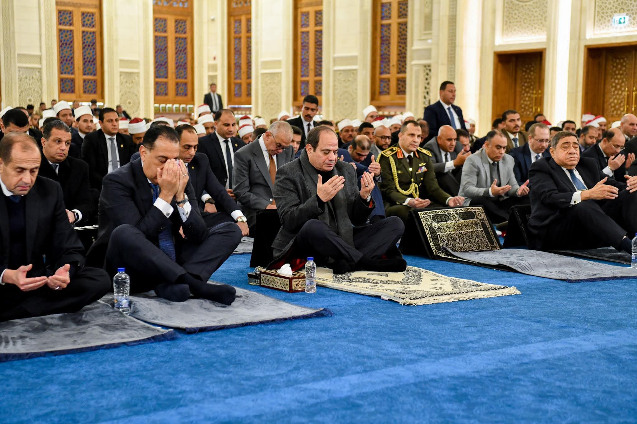 الرئيس السيسي يؤدى صلاة الفجر بمسجد العزيز الحكيم إيذانًا بافتتاحه