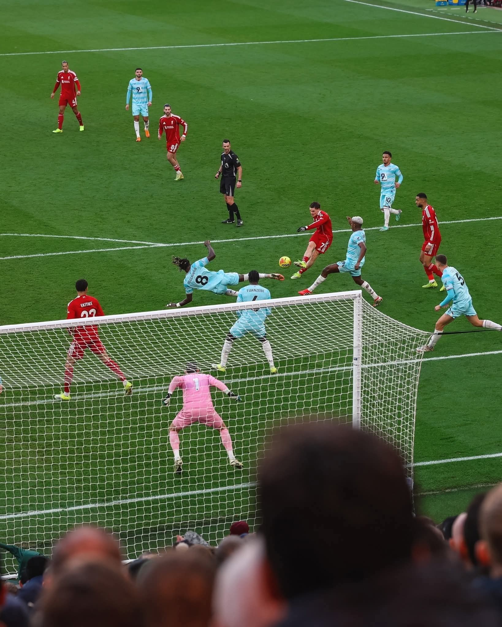 ليفربول يتعادل مع بيرنلي 1ـ1.. ووست هام يفوز على توتنهام 2ـ1 في الدوري الإنجليزي الممتاز