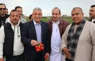 محافظ الإسماعيلية يتفقد أحد مزارع (الذهب الأحمر) و يشيد بجودة المنتج الذي وصل للعالمية