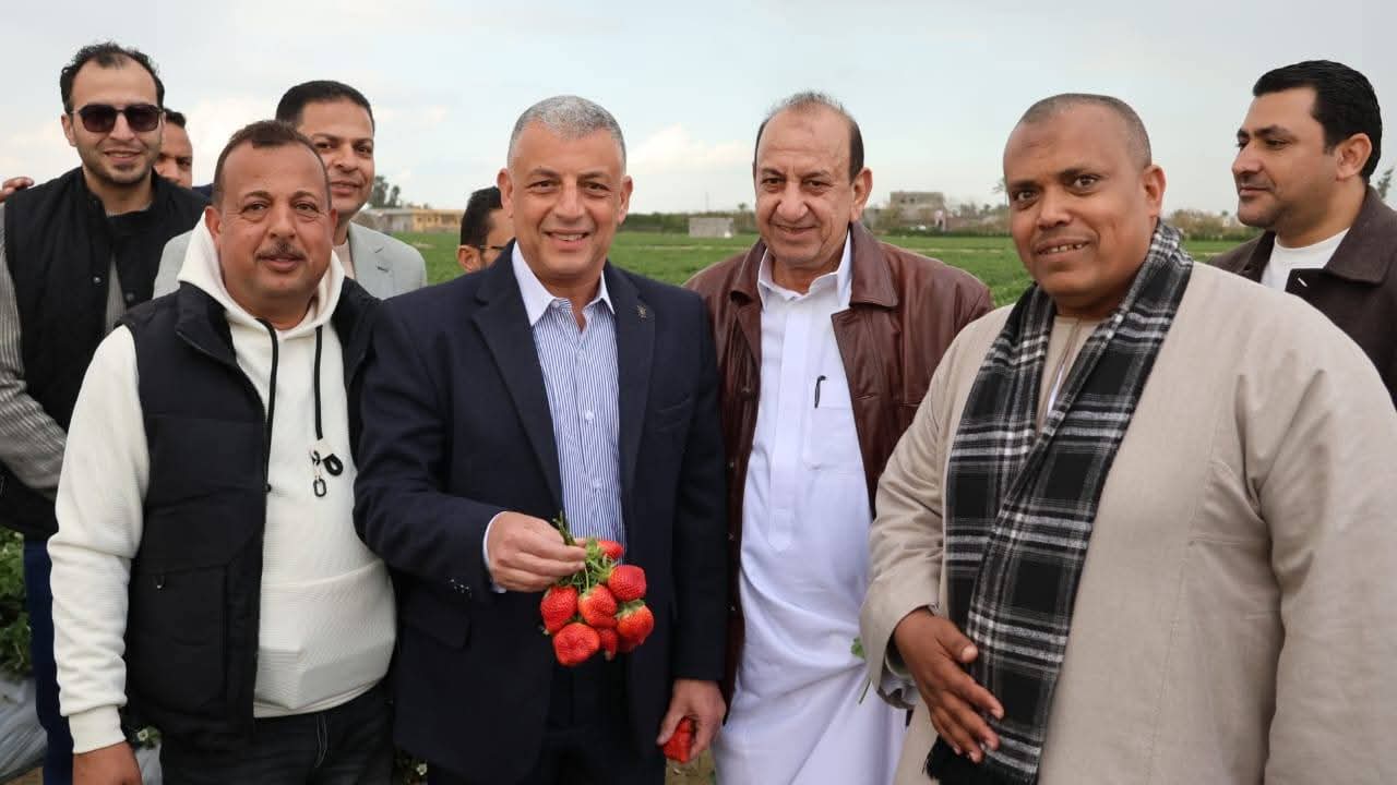 محافظ الإسماعيلية يتفقد أحد مزارع (الذهب الأحمر) و يشيد بجودة المنتج الذي وصل للعالمية