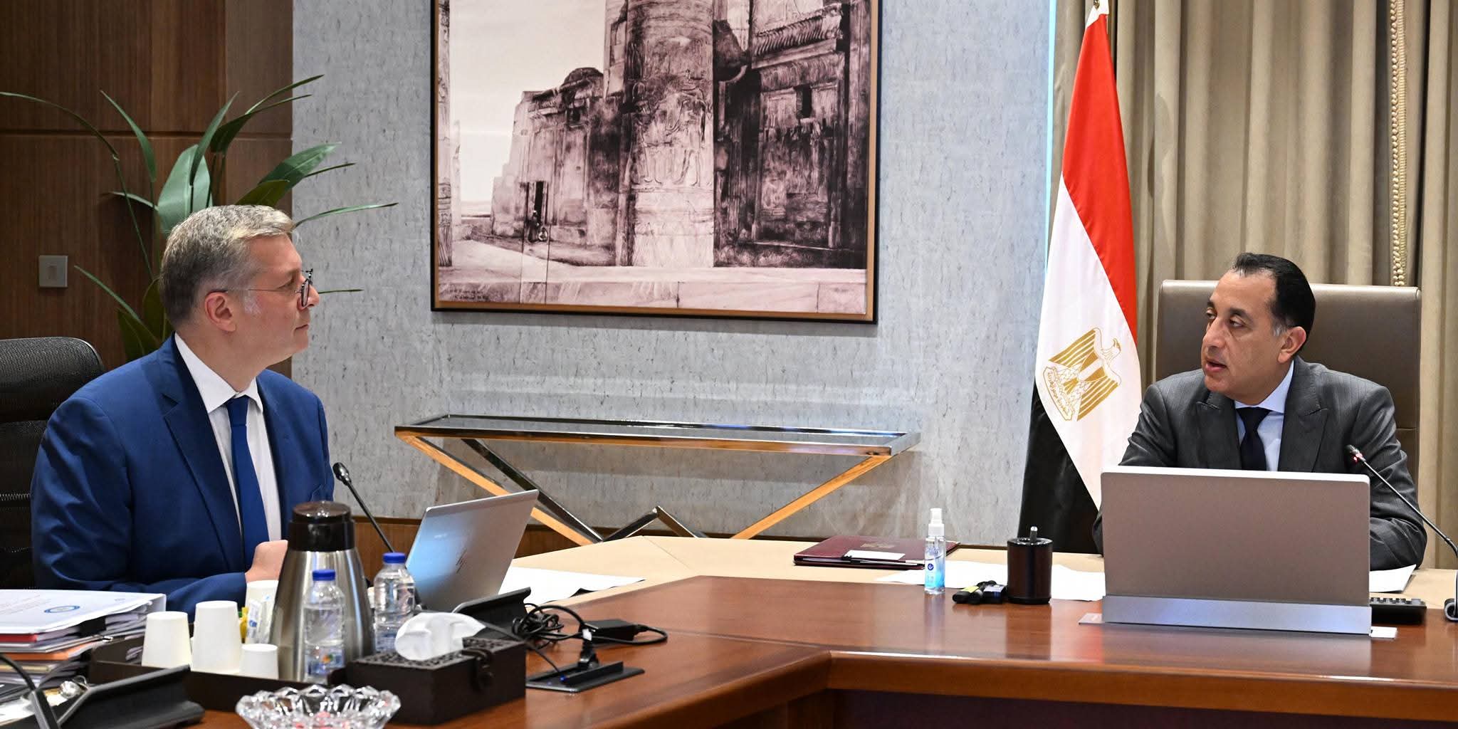 مدبولي: أهمية التوسع في مشروعات الإنتاج المحلي وتوفير الفرص الاستثمارية  لتحقيق الاكتفاء الذاتي وتقليل الفاتورة الاستيرادية من المواد البترولية