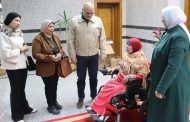 محافظ القليوبية يُسلم كرسياً كهربائياً لـسيدة من ذوي الهمم ويعد بدعم أسرتها بالكامل