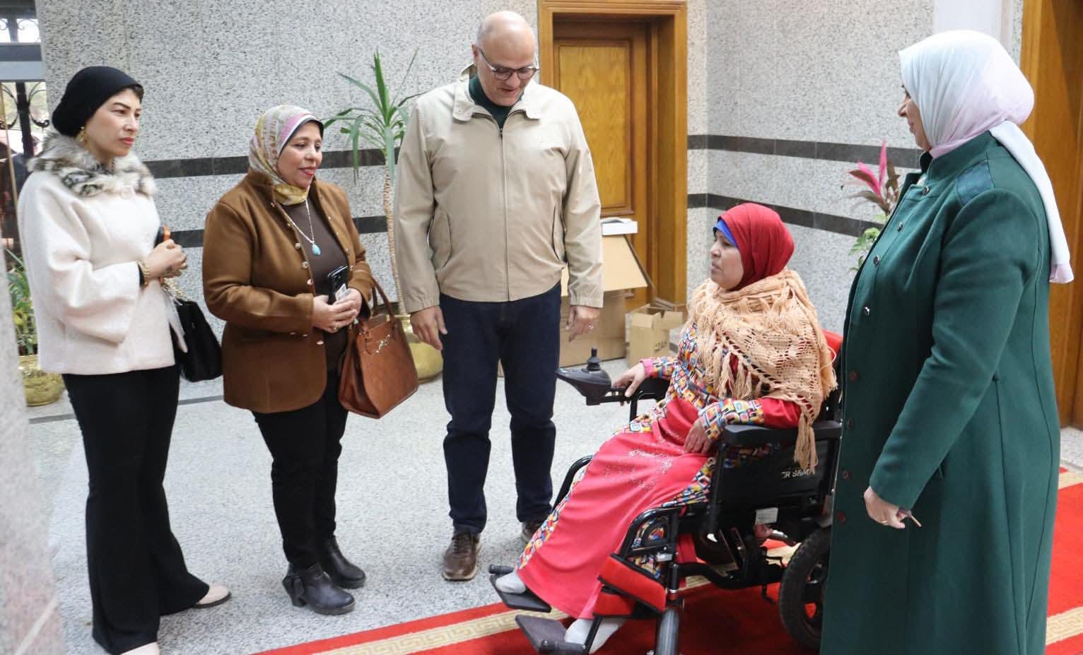 محافظ القليوبية يُسلم كرسياً كهربائياً لـسيدة من ذوي الهمم ويعد بدعم أسرتها بالكامل