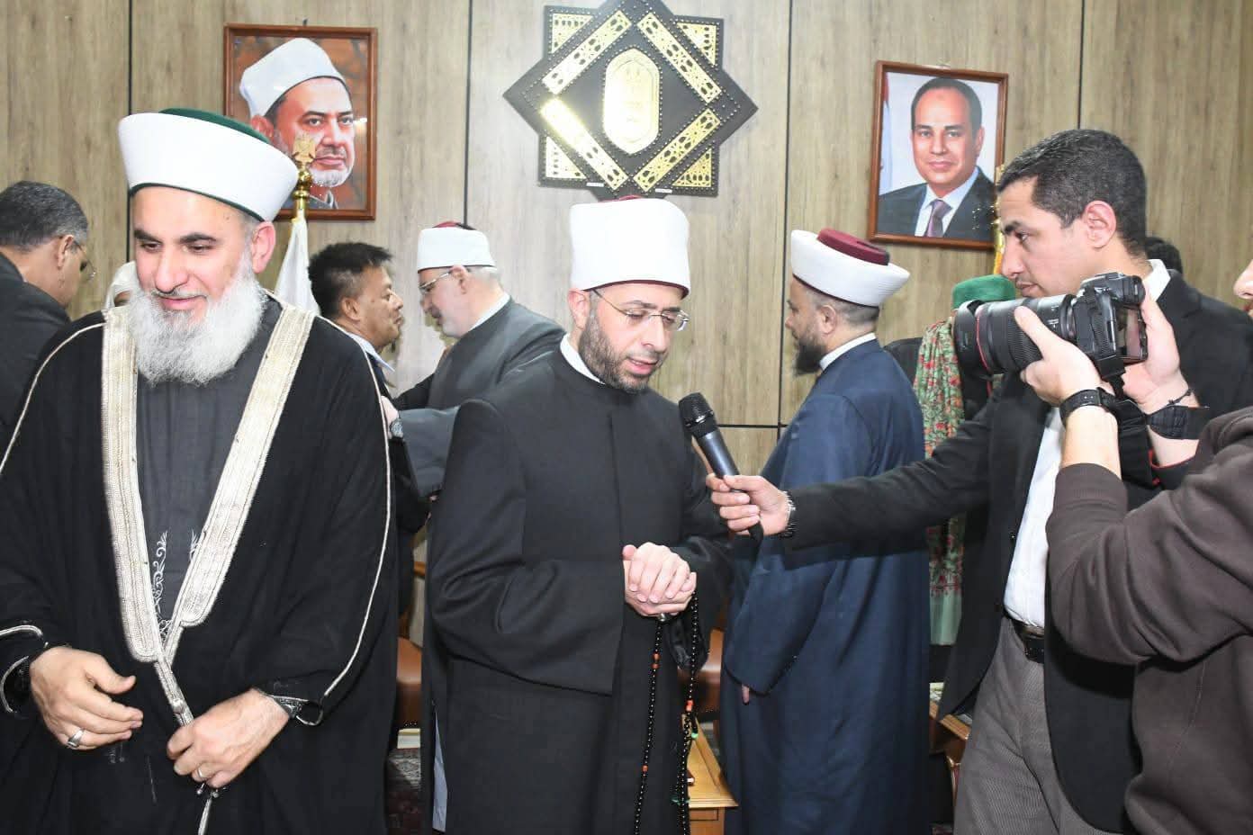 الازهري يصحب المشاركين في الندوة إلى زيارة جناح الأزهر الشريف بالمعرض