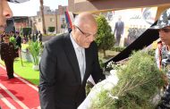 محافظ القليوبية يضع إكليلاً من الزهور على النصب التذكاري بمبنى قوات الأمن بمناسبة عيد الشرطة الـ ٧٤