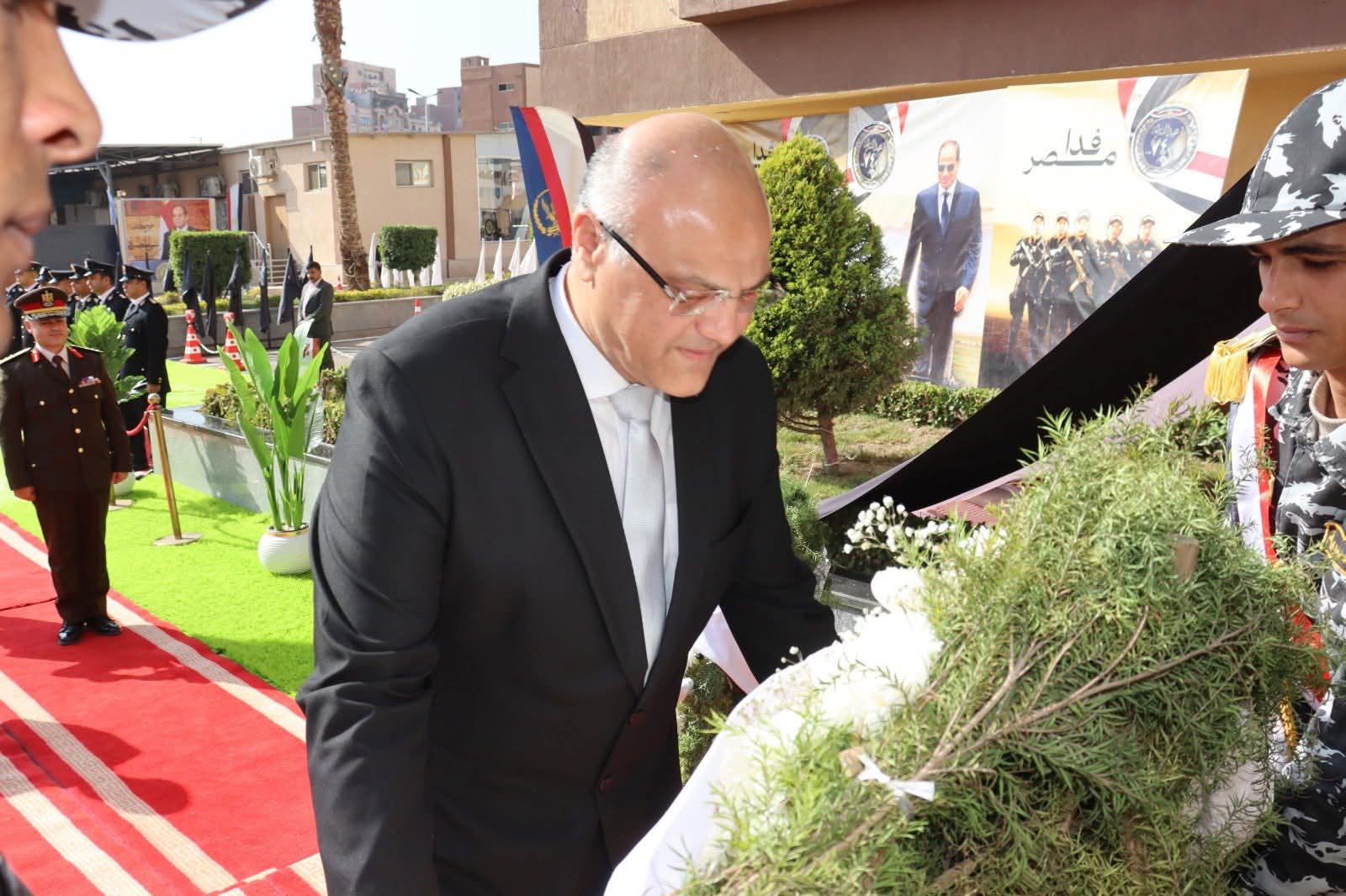 محافظ القليوبية يضع إكليلاً من الزهور على النصب التذكاري بمبنى قوات الأمن بمناسبة عيد الشرطة الـ ٧٤