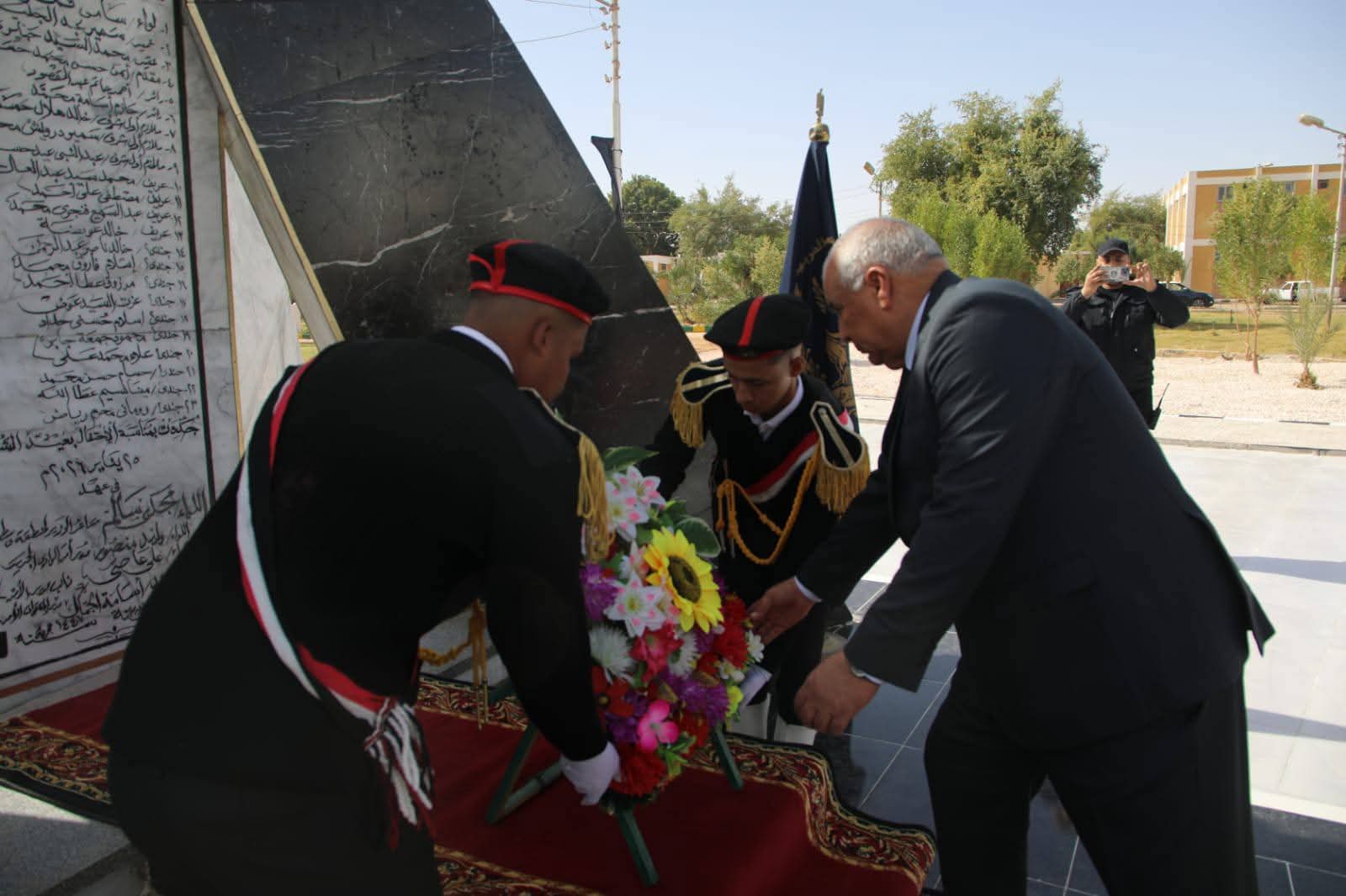 محافظ الوادي الجديد يضع إكليلًا من الزهور على النصب التذكاري لشهداء الشرطة