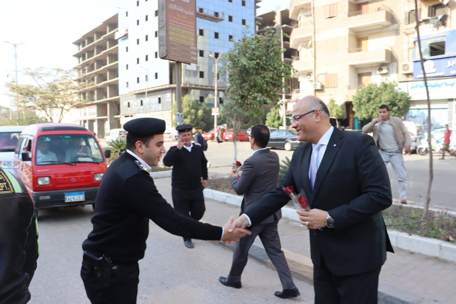 محافظ القليوبية ورئيس جامعة بنها يقدمان الورود على رجال الشرطة بالأكمنة والميادين